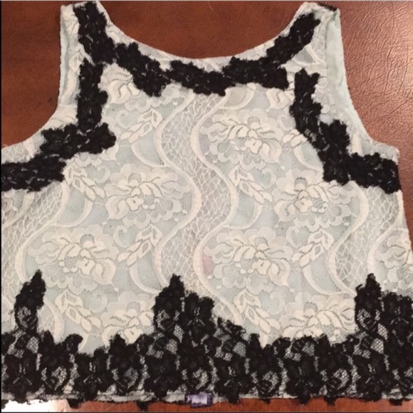BKE Black and Blue Lacey Crop Top - Picture 3 of 5